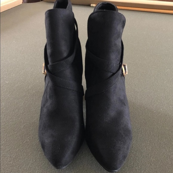 ❌SOLD❌Black Booties w/Gold Buckle 38 NIB - Picture 6 of 8